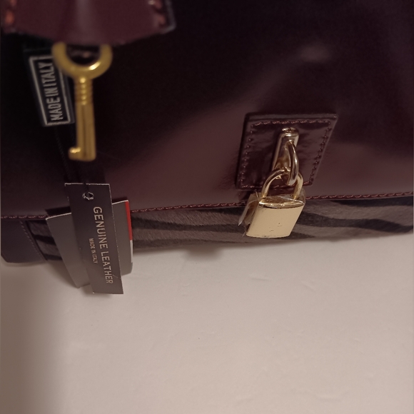 Nwt!! A bellucci Italian handbag/crossbody with lock and key - Picture 12 of 16